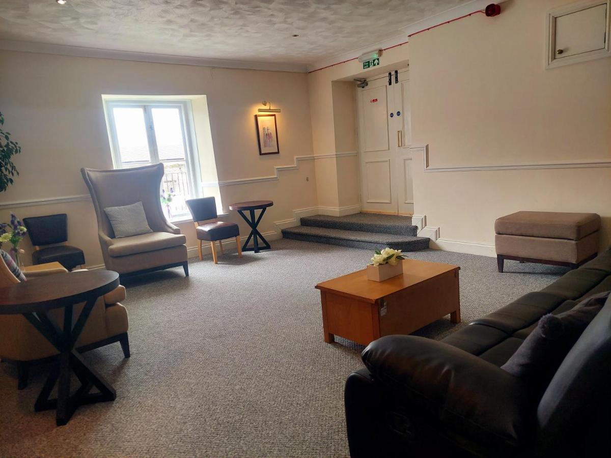 The Black Lion Royal Hotel Lampeter Luaran gambar