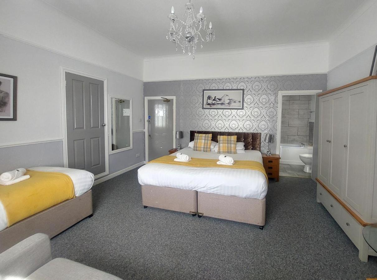 The Black Lion Royal Hotel Lampeter Luaran gambar