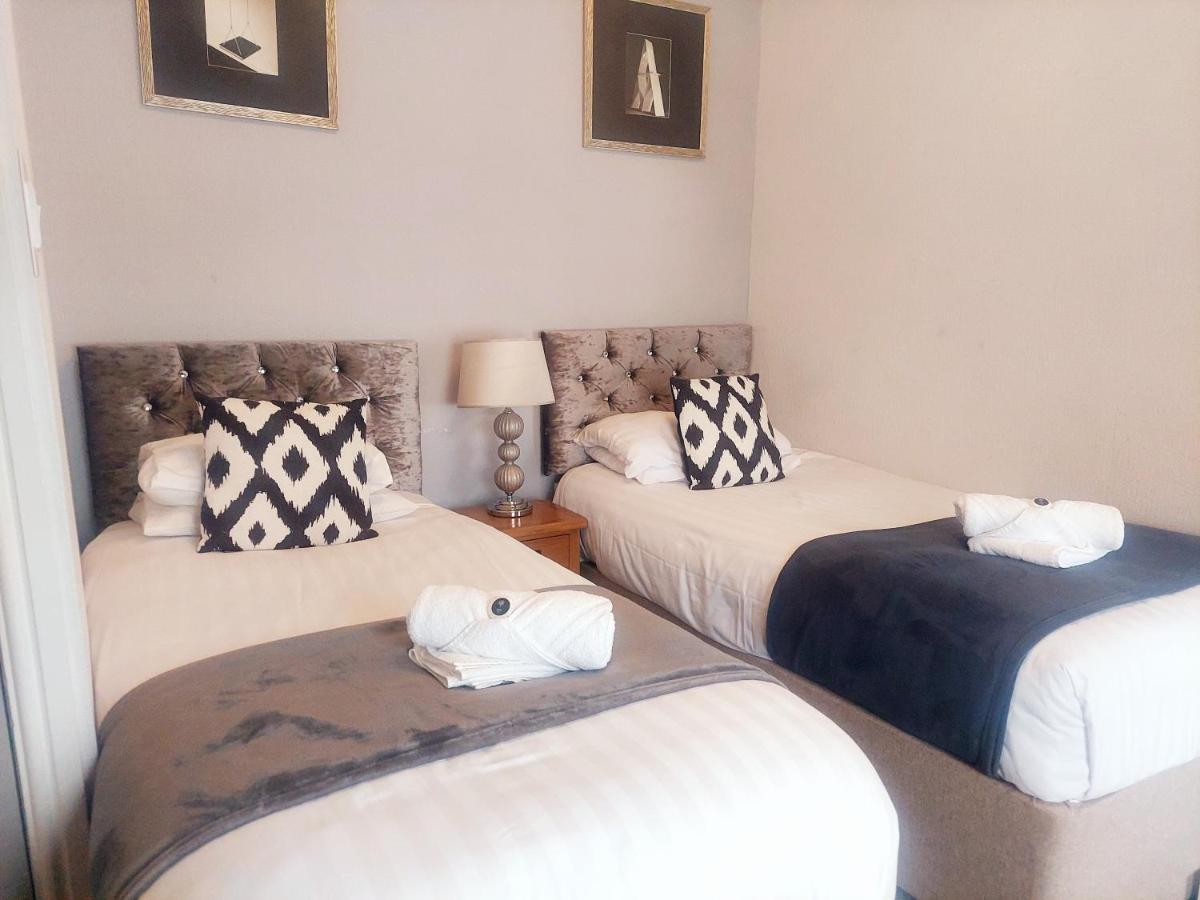 The Black Lion Royal Hotel Lampeter Luaran gambar