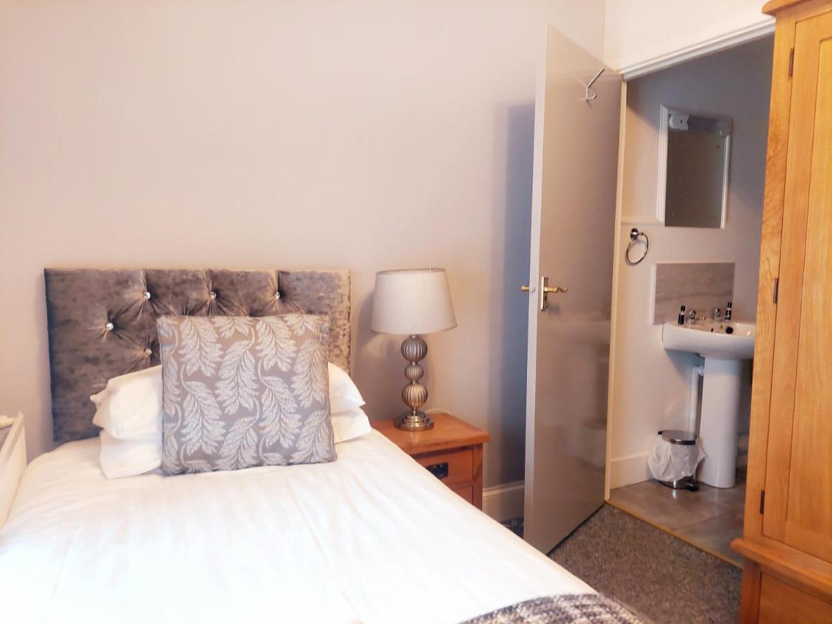 The Black Lion Royal Hotel Lampeter Luaran gambar
