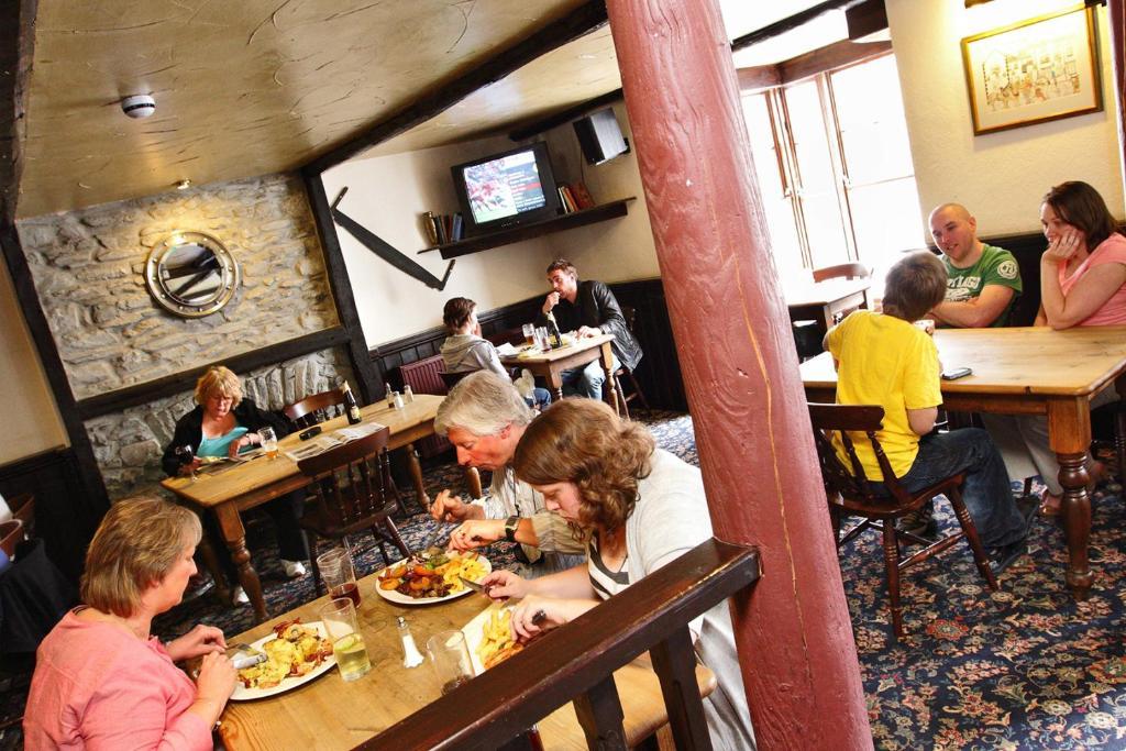 The Black Lion Royal Hotel Lampeter Luaran gambar